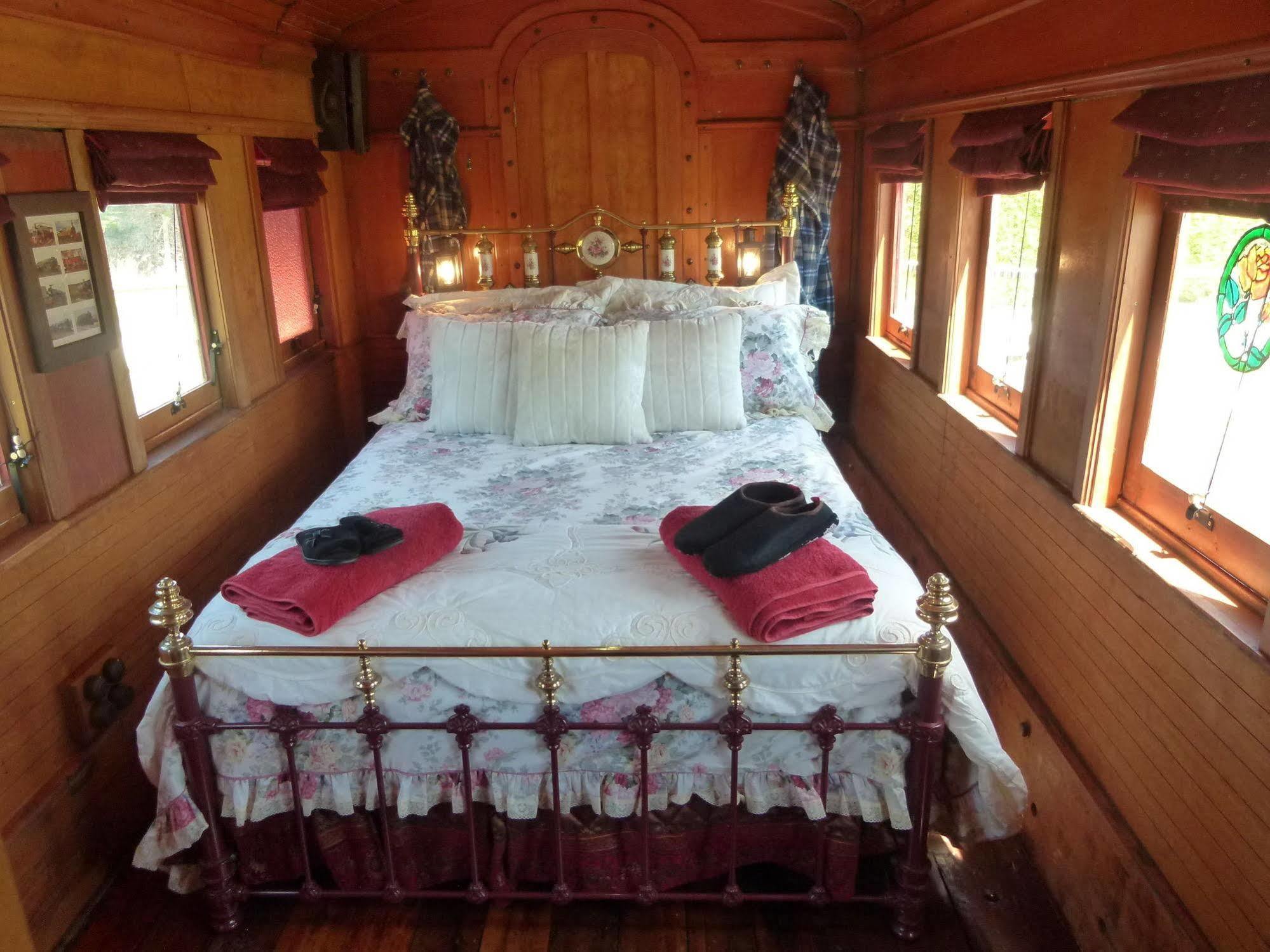 Wacky Stays - Unique Farm-Stay Glamping Rentals, Free Animal Feeding Tours Кайкоура Экстерьер фото